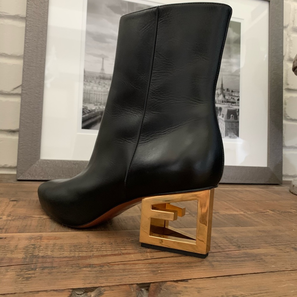 ❗️SOLD❗️NWOT Givenchy Triangle G boots - Picture 4 of 10